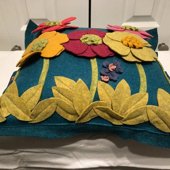 Beautiful Felt Pillow cover with flower details - Picture 4 of 6